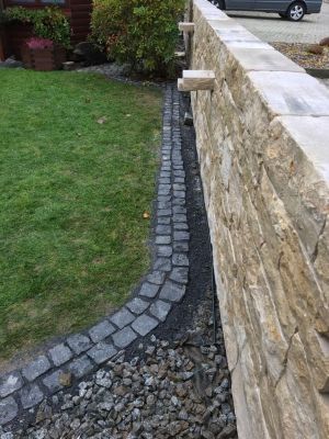 Trockenmauer-Doppel-Laeuferreihe-aus-Granit